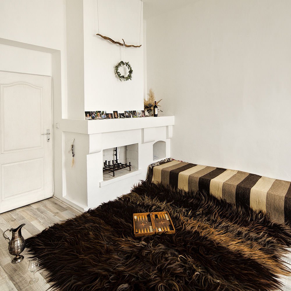 Χειροποίητο χαλί Chalice από σκούρο μαλλί I