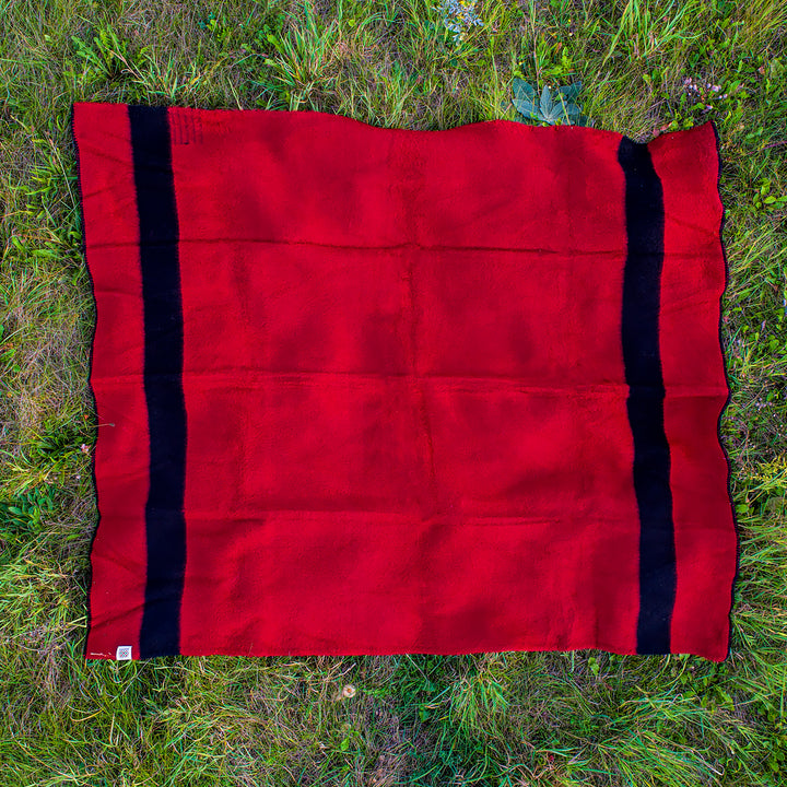 Dicke Wolldecke Rainbow VI - rot mit schwarzem Streifen an beiden Enden Dicke Wolldecke Rainbow VI - rot mit schwarzem Streifen an beiden Enden