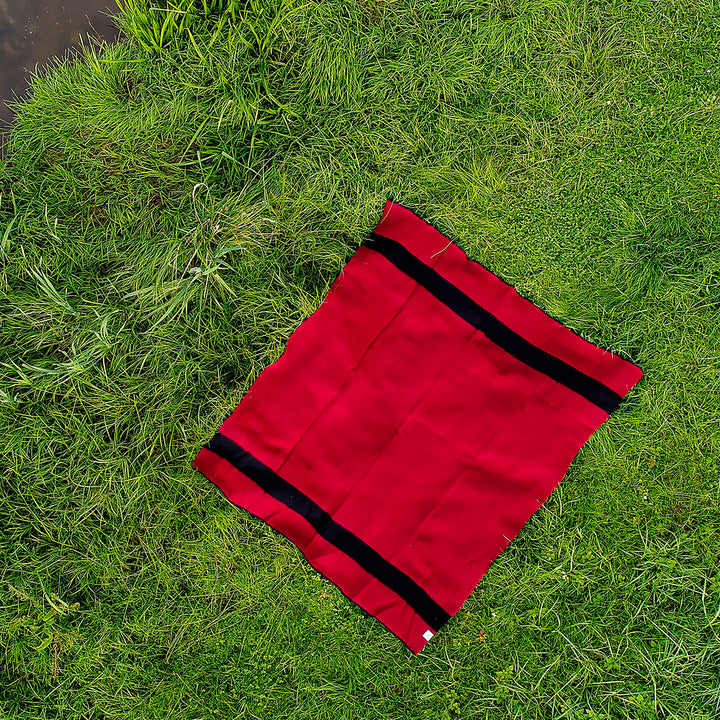 Dicke Wolldecke Rainbow VI - rot mit schwarzem Streifen an beiden Enden Dicke Wolldecke Rainbow VI - rot mit schwarzem Streifen an beiden Enden