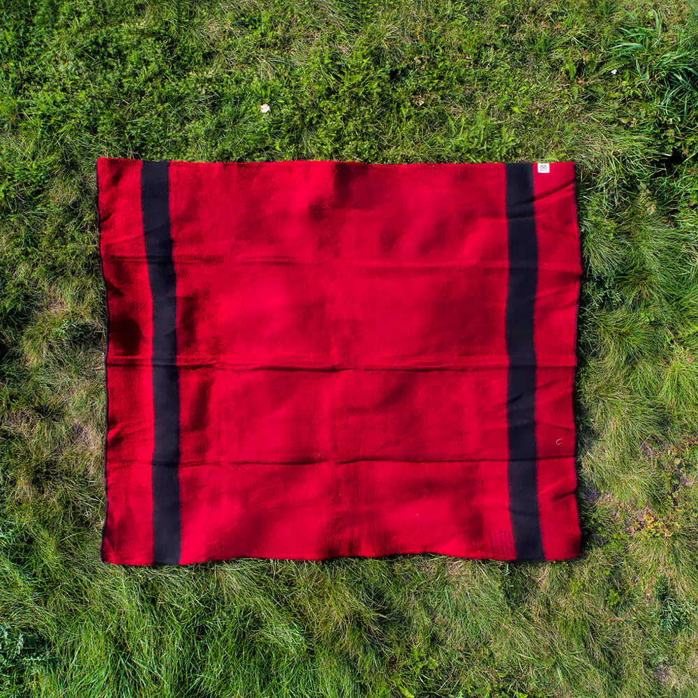 Dicke Wolldecke Rainbow VI - rot mit schwarzem Streifen an beiden Enden