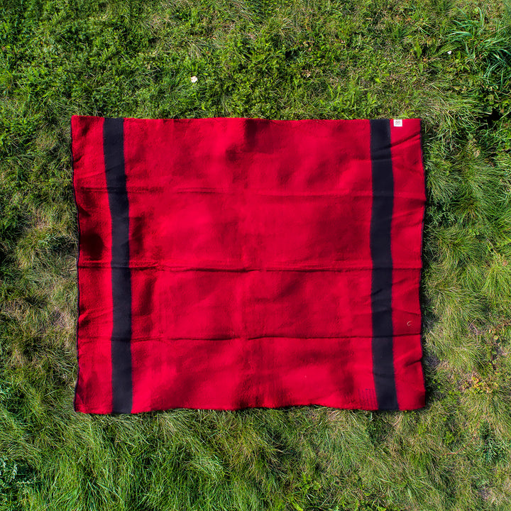 Dicke Wolldecke Rainbow VI - rot mit schwarzem Streifen an beiden Enden Dicke Wolldecke Rainbow VI - rot mit schwarzem Streifen an beiden Enden