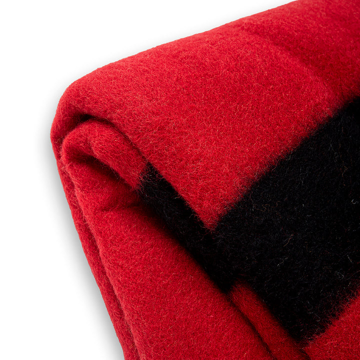 Dicke Wolldecke Rainbow VI - rot mit schwarzem Streifen an beiden Enden Dicke Wolldecke Rainbow VI - rot mit schwarzem Streifen an beiden Enden