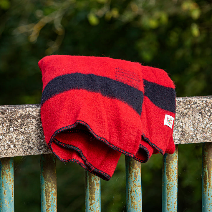 Dicke Wolldecke Rainbow VI - rot mit schwarzem Streifen an beiden Enden Dicke Wolldecke Rainbow VI - rot mit schwarzem Streifen an beiden Enden