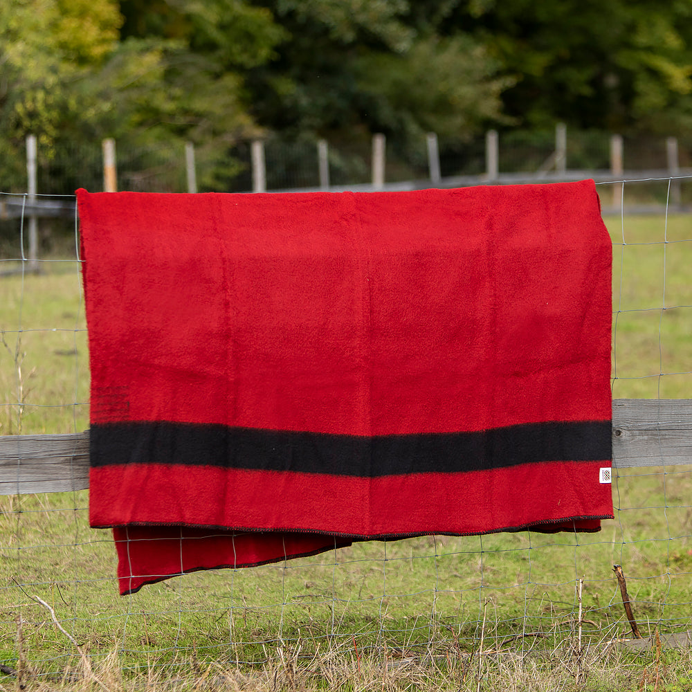 Dicke Wolldecke Rainbow VI - rot mit schwarzem Streifen an beiden Enden