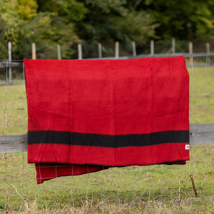 Dicke Wolldecke Rainbow VI - rot mit schwarzem Streifen an beiden Enden Dicke Wolldecke Rainbow VI - rot mit schwarzem Streifen an beiden Enden