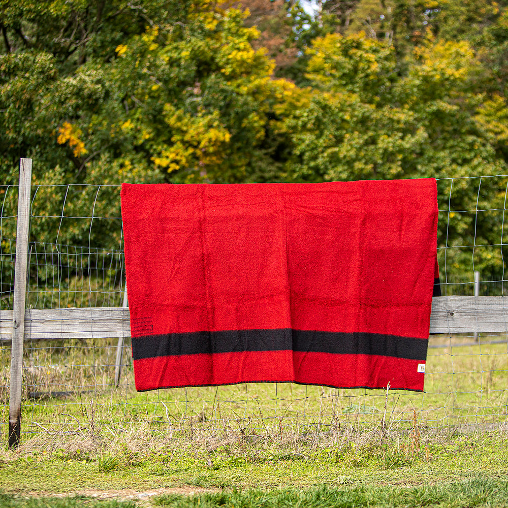 Dicke Wolldecke Rainbow VI - rot mit schwarzem Streifen an beiden Enden