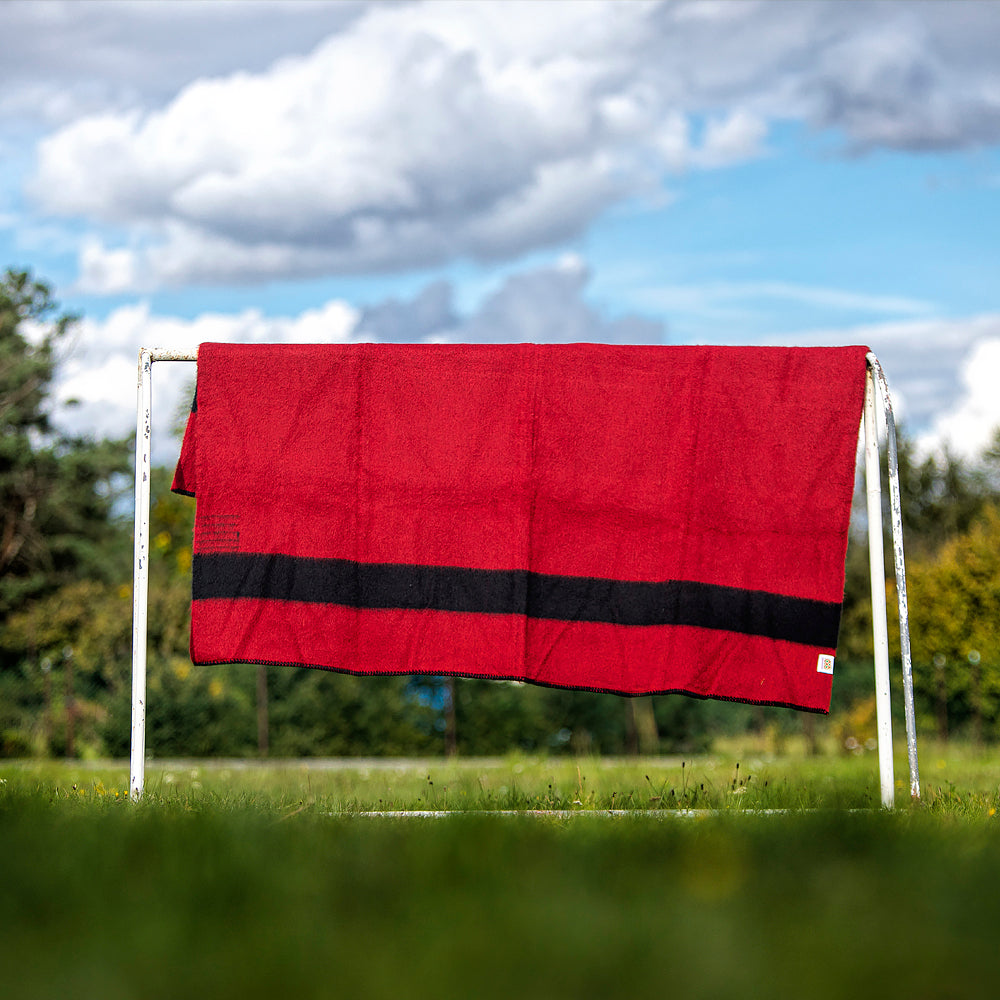 Dicke Wolldecke Rainbow VI - rot mit schwarzem Streifen an beiden Enden