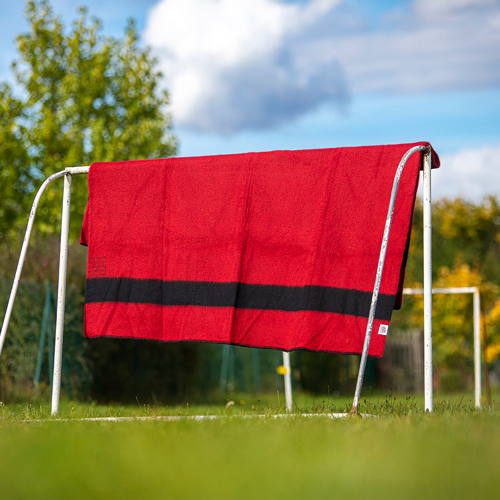 Dicke Wolldecke Rainbow VI - rot mit schwarzem Streifen an beiden Enden