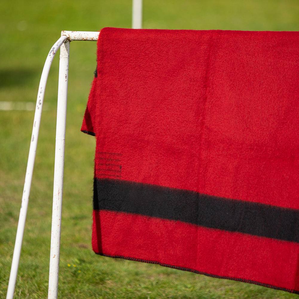 Dicke Wolldecke Rainbow VI - rot mit schwarzem Streifen an beiden Enden