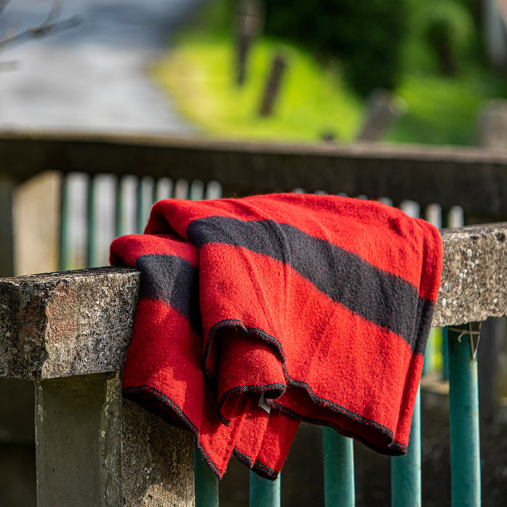 Dicke Wolldecke Rainbow VI - rot mit schwarzem Streifen an beiden Enden