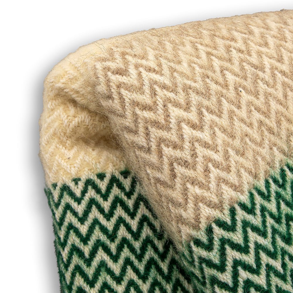 Vlněná deka Karandila II s jedlově zelenými a šedými pruhy