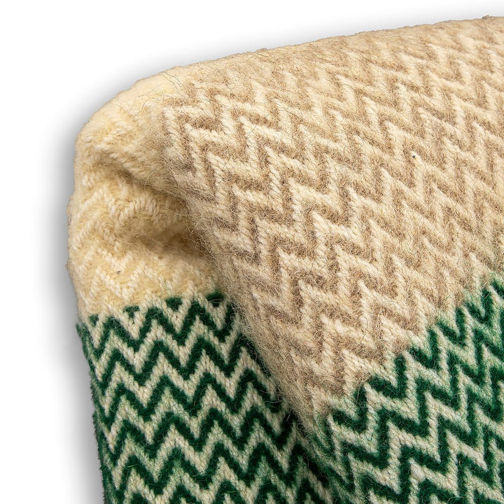 Vlněná deka Karandila II s jedlově zelenými a šedými pruhy Vlněná deka Karandila II s jedlově zelenými a šedými pruhy