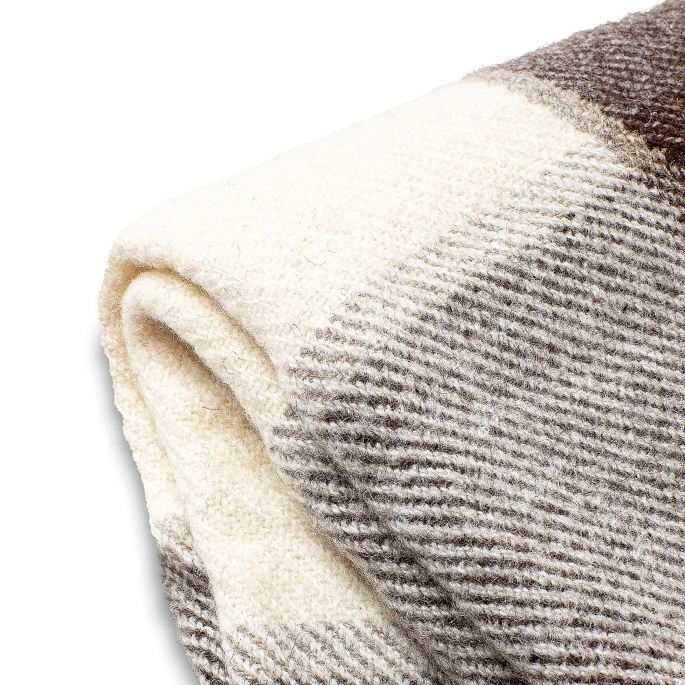 Vlněná deka Perelika XI - přírodní nebarvená bílá a hnědá vlna (velké kostky)