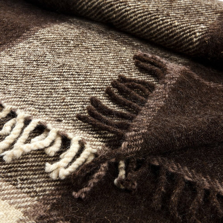 Vlněná deka Perelika XI - přírodní nebarvená bílá a hnědá vlna (velké kostky) Vlněná deka Perelika XI - přírodní nebarvená bílá a hnědá vlna (velké kostky)