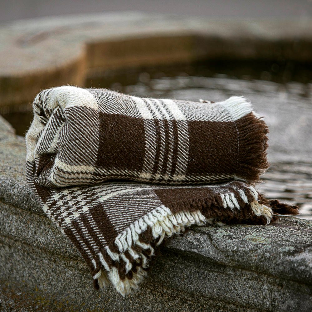 Μάλλινη κουβέρτα Rodopa I - φυσικό άβαφο λευκό και καφέ μαλλί