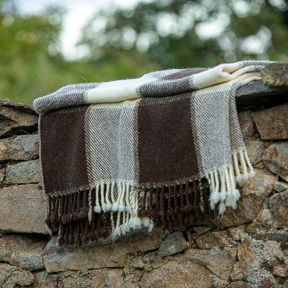 Μάλλινη κουβέρτα Rodopa I - φυσικό άβαφο λευκό και καφέ μαλλί