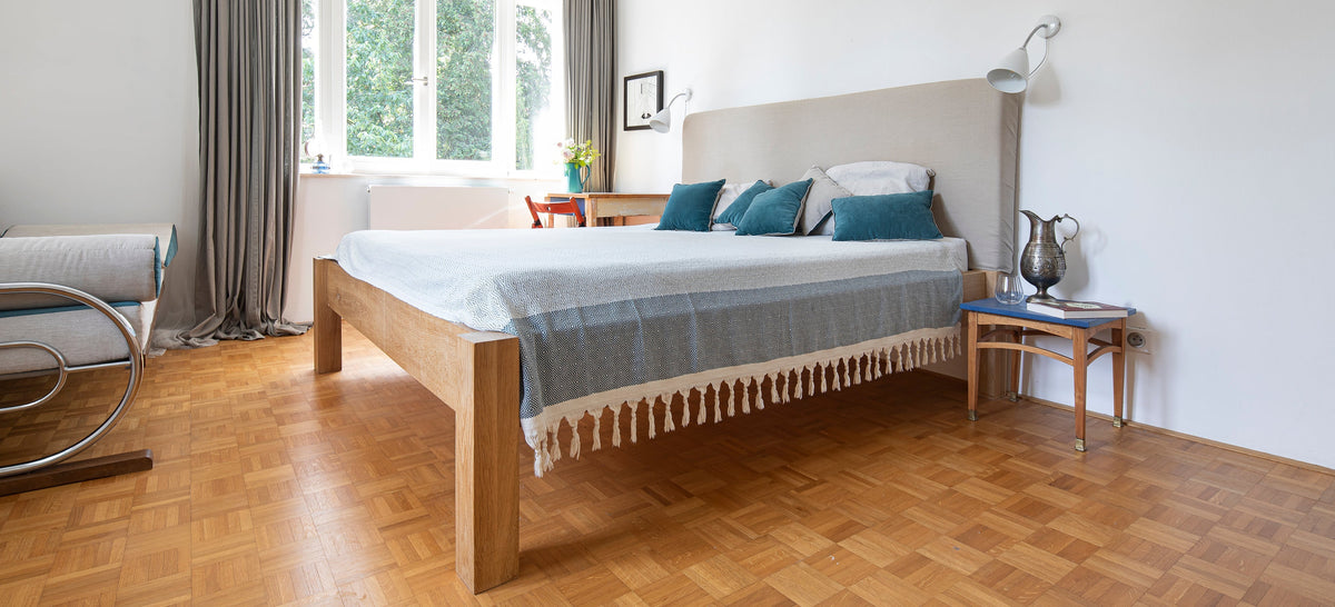 Tagesdecken über dem Doppelbett – Balkanova