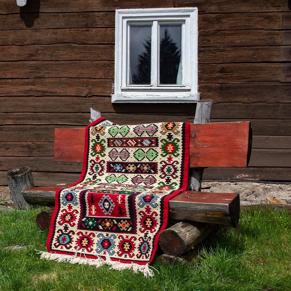vlneny kilim na lavicce