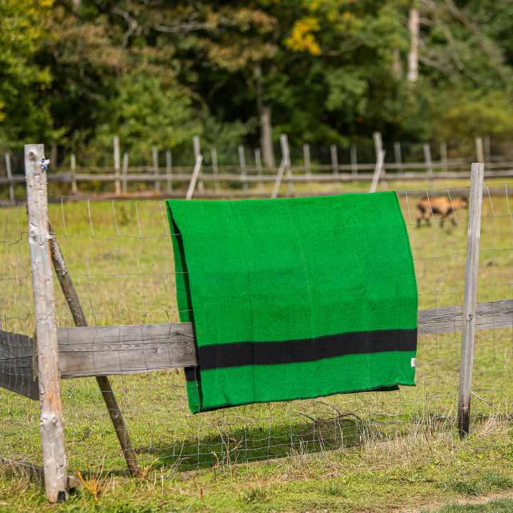 Dicke Wolldecke Rainbow IV - dunkelgrün mit schwarzem Streifen an beiden Enden
