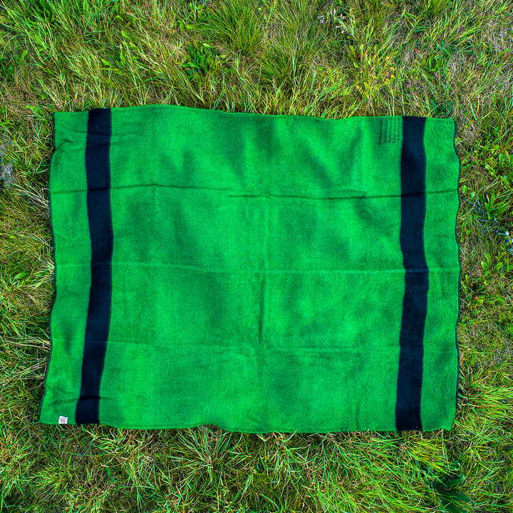 Dicke Wolldecke Rainbow IV - dunkelgrün mit schwarzem Streifen an beiden Enden