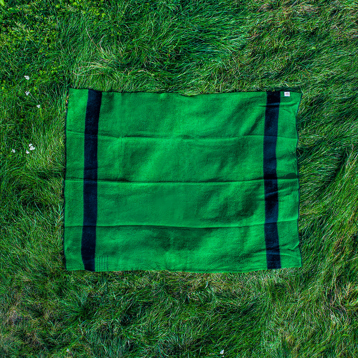 Dicke Wolldecke Rainbow IV - dunkelgrün mit schwarzem Streifen an beiden Enden