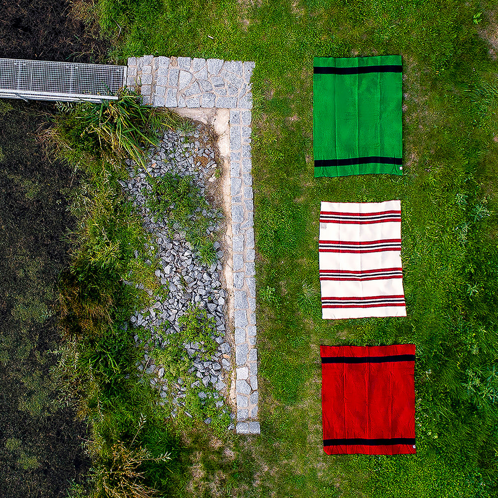 Dicke Wolldecke Rainbow IV - dunkelgrün mit schwarzem Streifen an beiden Enden
