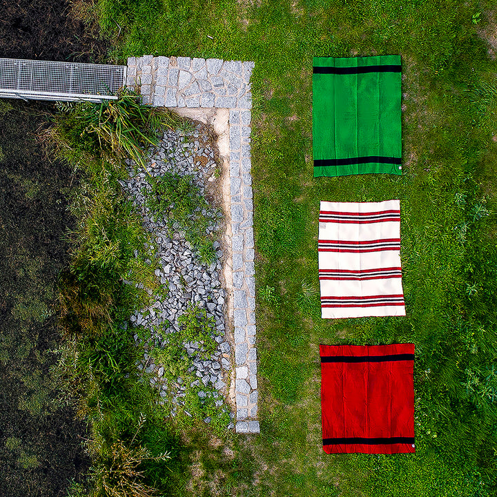 Dicke Wolldecke Rainbow IV - dunkelgrün mit schwarzem Streifen an beiden Enden