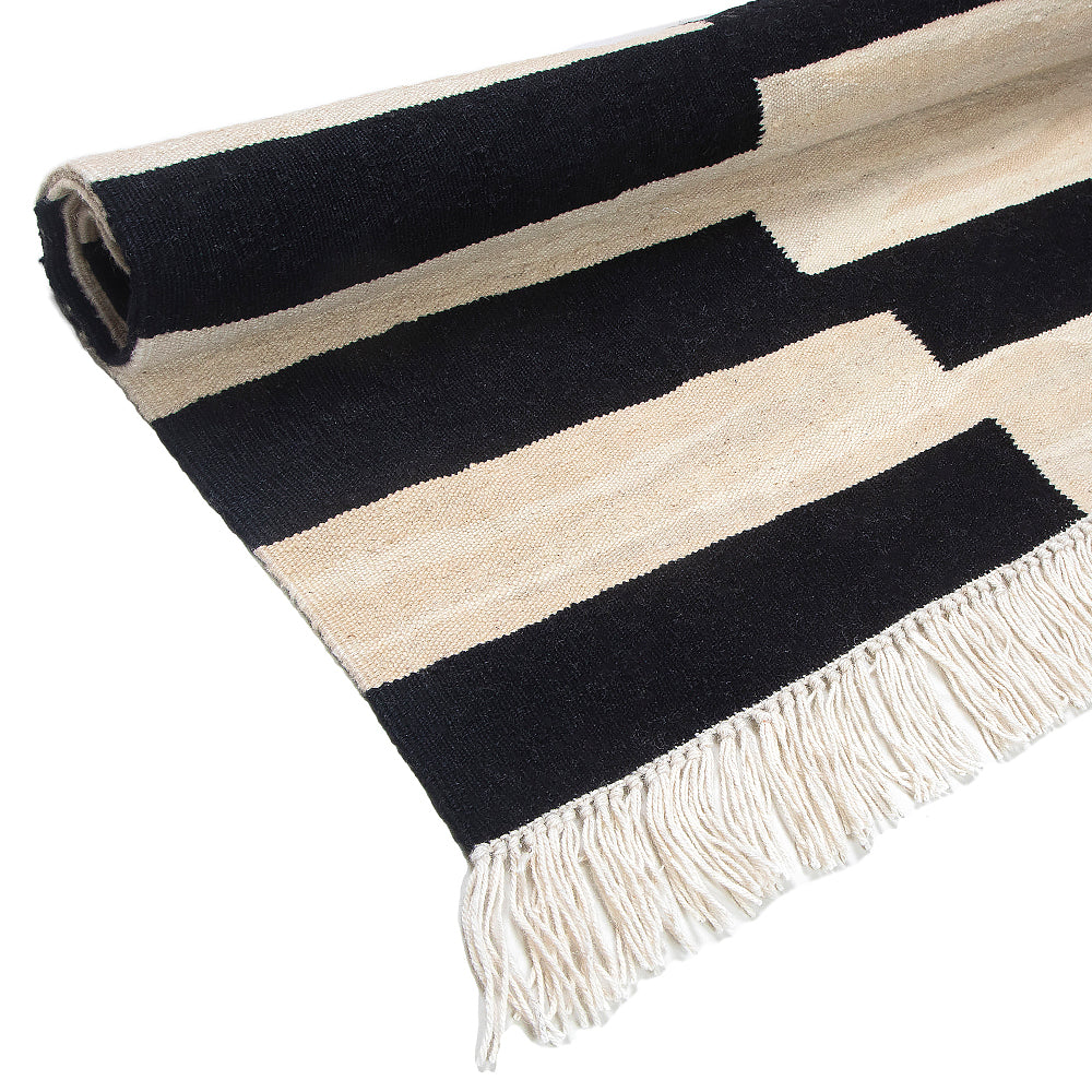 Woll-Kilim "Schwarze und weiße Geometrie"