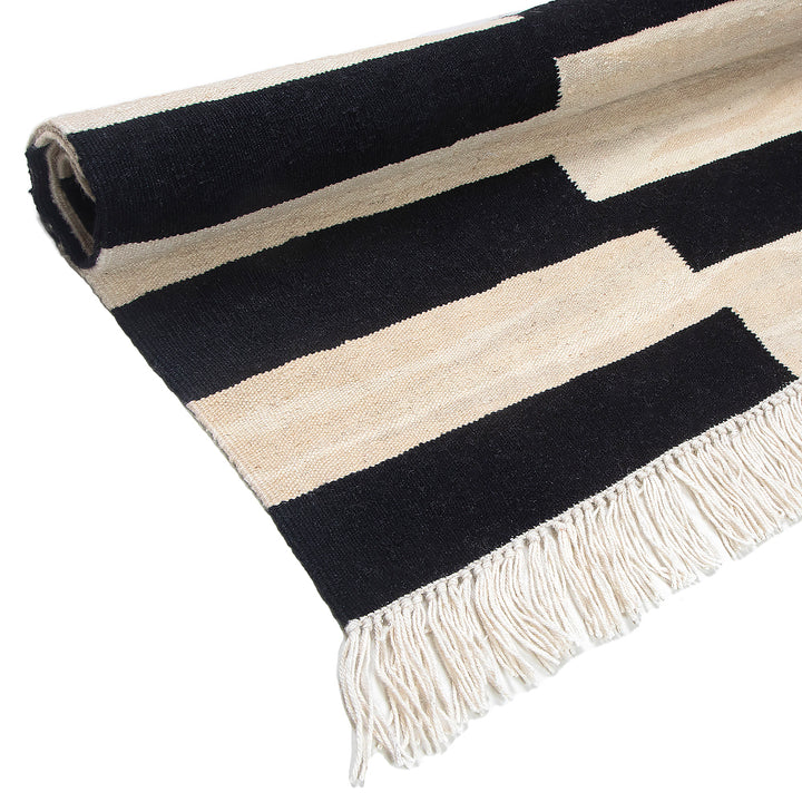 Woll-Kilim "Schwarze und weiße Geometrie"