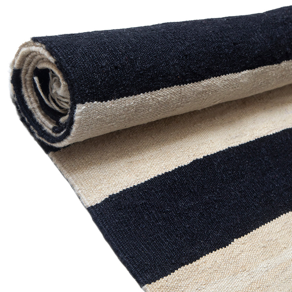 Woll-Kilim "Schwarze und weiße Geometrie"