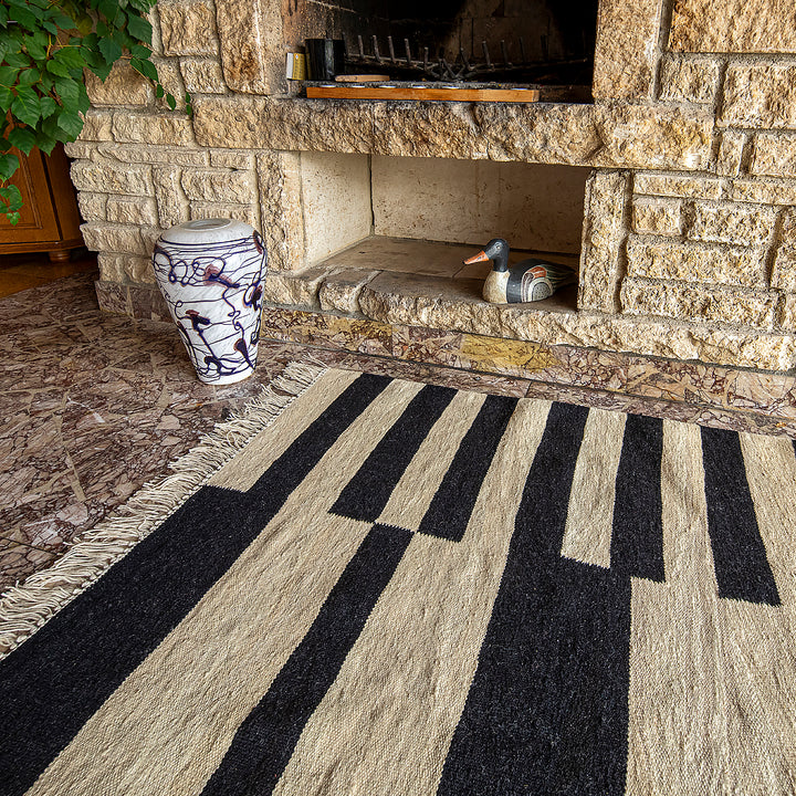 Woll-Kilim "Schwarze und weiße Geometrie"