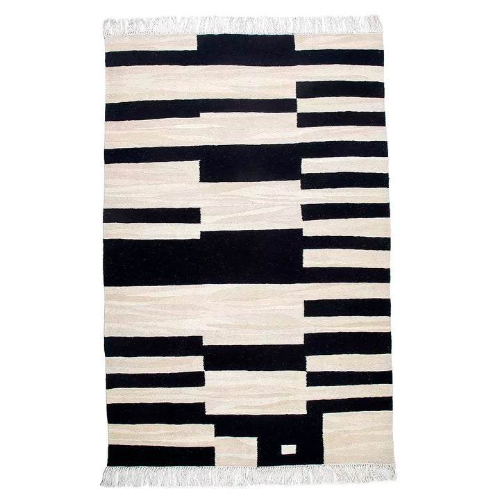 Woll-Kilim "Schwarze und weiße Geometrie"