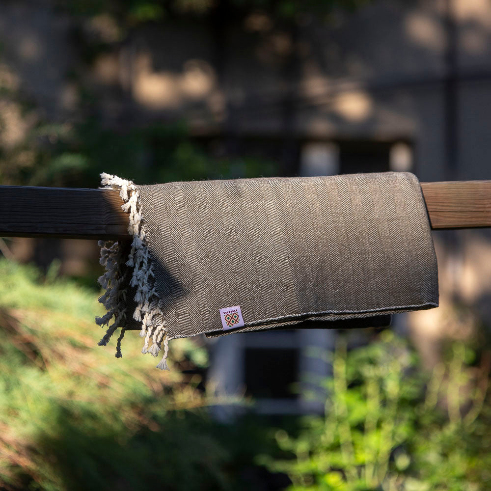 Handgewebte Wolldecke Nara IV - hellgrün naturgefärbt