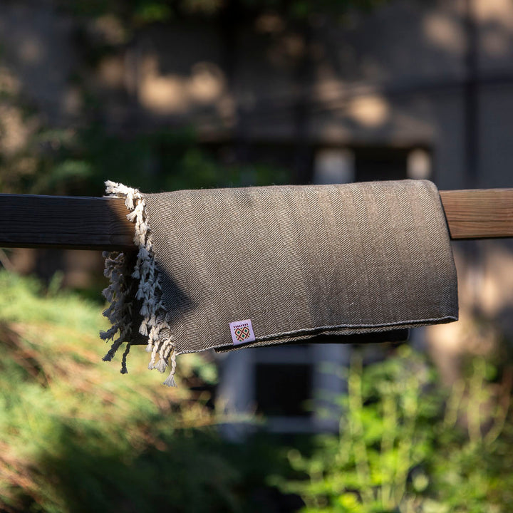 Handgewebte Wolldecke Nara IV - hellgrün naturgefärbt