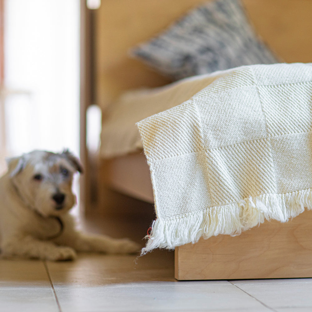 Tagesdecken über dem Doppelbett