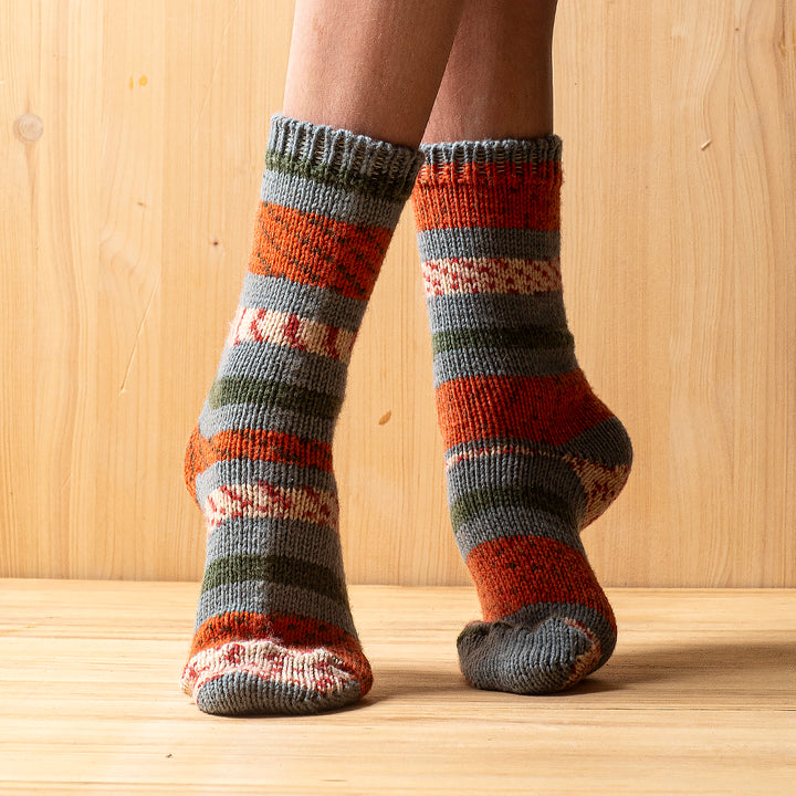 Socken aus Merinowolle, grau-orange gemustert