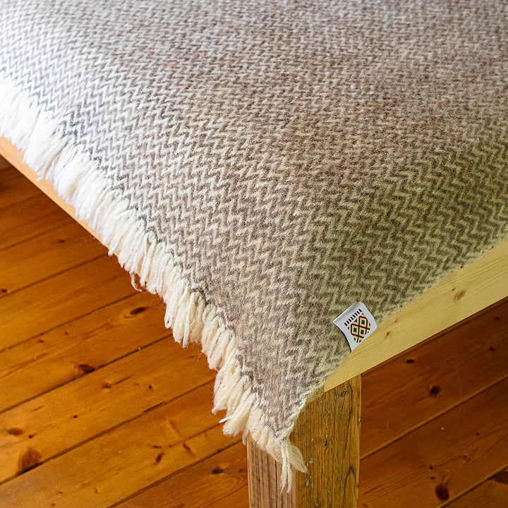 Woolen bedspread Karandila VII white undyed, EXTRA LARGE