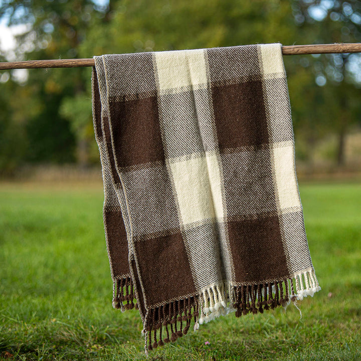 Wolldecke Perelika XI - natürliche ungefärbte weiße und braune Wolle (große Würfel)