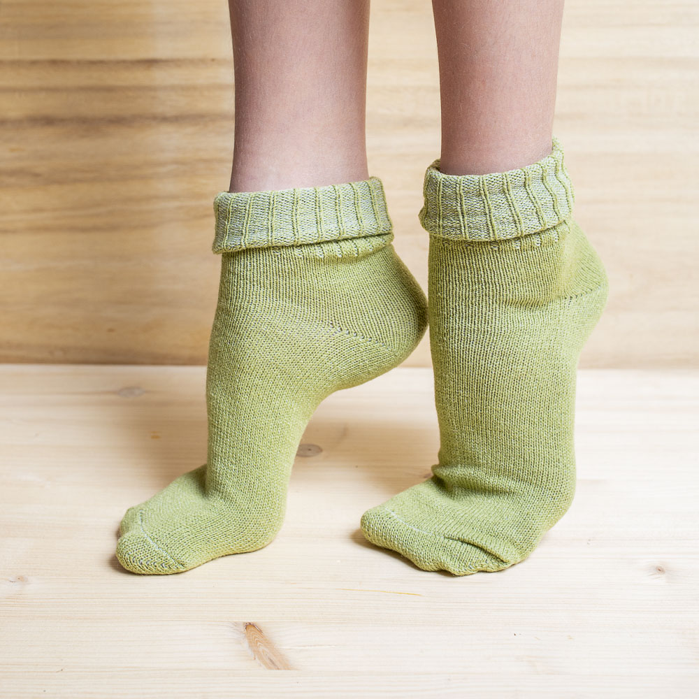 Ponožky 90% vlna, jednobarevný pružný úplet s ohrnovacím lemem - hráškově zelená