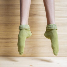 Ponožky 90% vlna, jednofarebný pružný úplet s vyhrňovacím lemom - hráškovo zelená